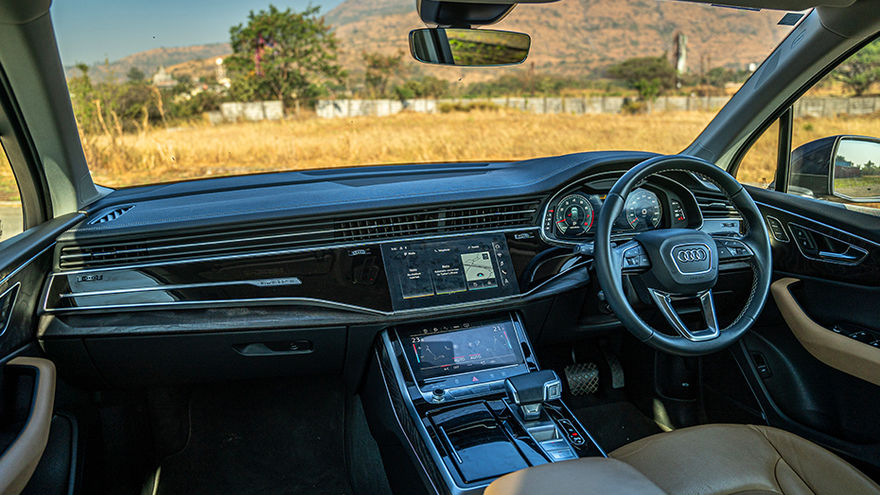Audi Q7 Dashboard: Passenger's View Audi Q7 Dashboard: Passenger's View