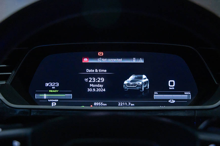 ఆడి క్యూ8 ఇ-ట్రోన్ instrument cluster