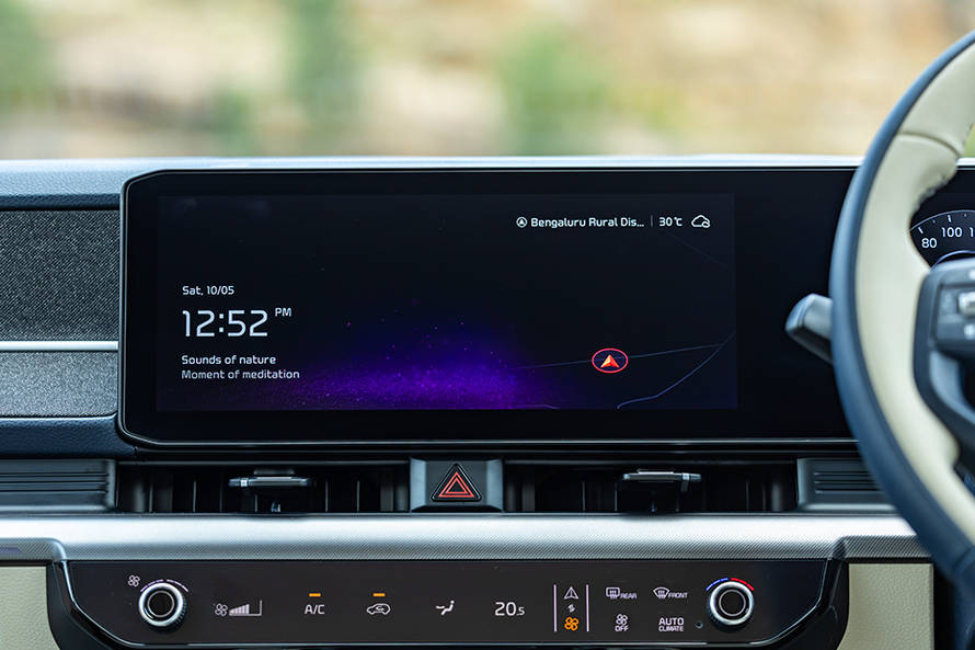 க்யா கேர்ஸ் clavis infotainment system