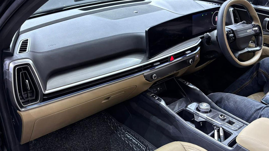 Kia Sorento Dashboard: Passenger's View