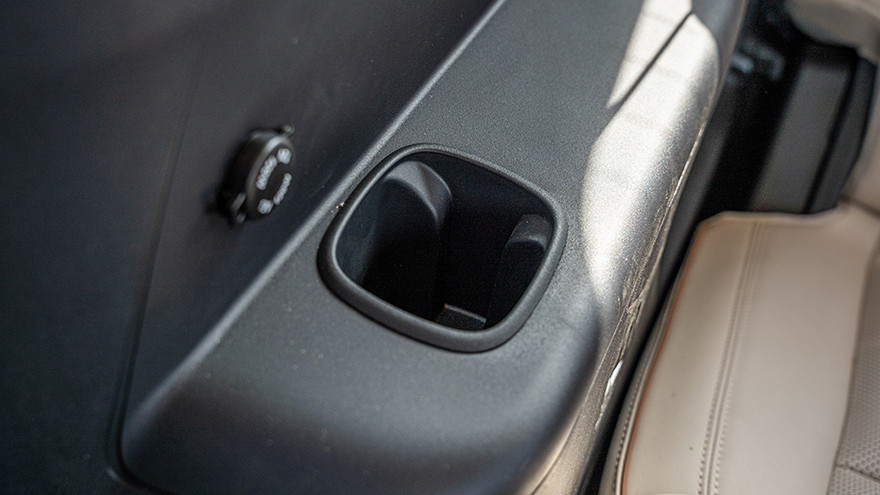 மஹிந்திரா எக்ஸ்யூவி 7xo எரிபொருள் lid (closed)