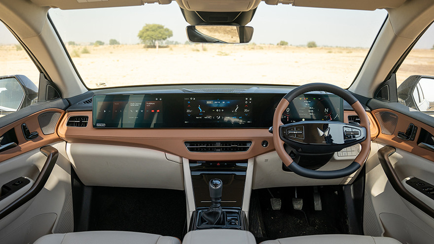 மஹிந்திரா எக்ஸ்யூவி 7xo dashboard