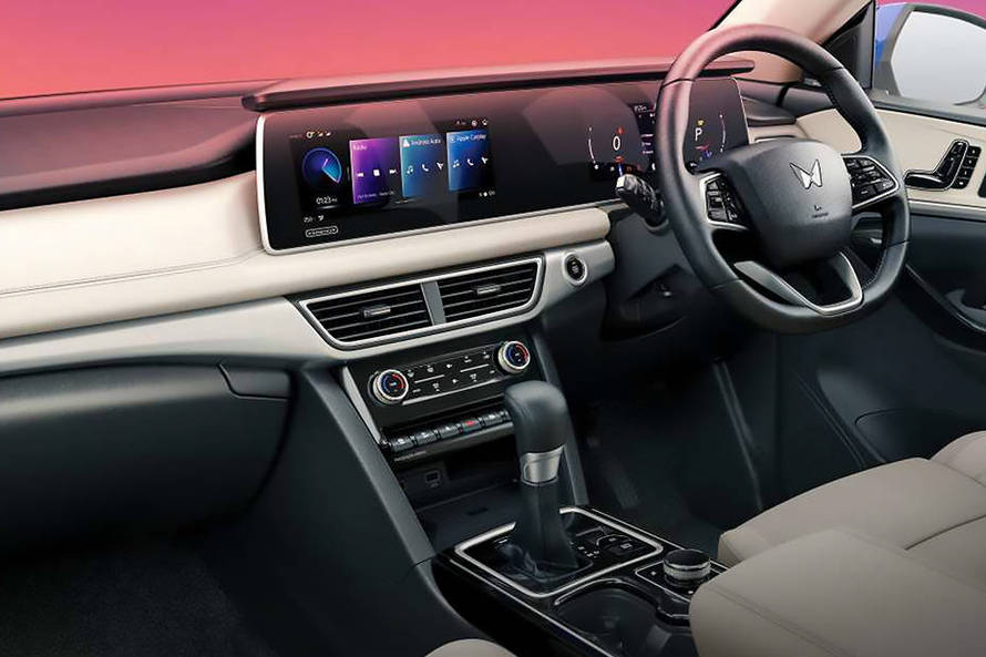 మహీంద్రా ఎక్స్యువి700 dashboard