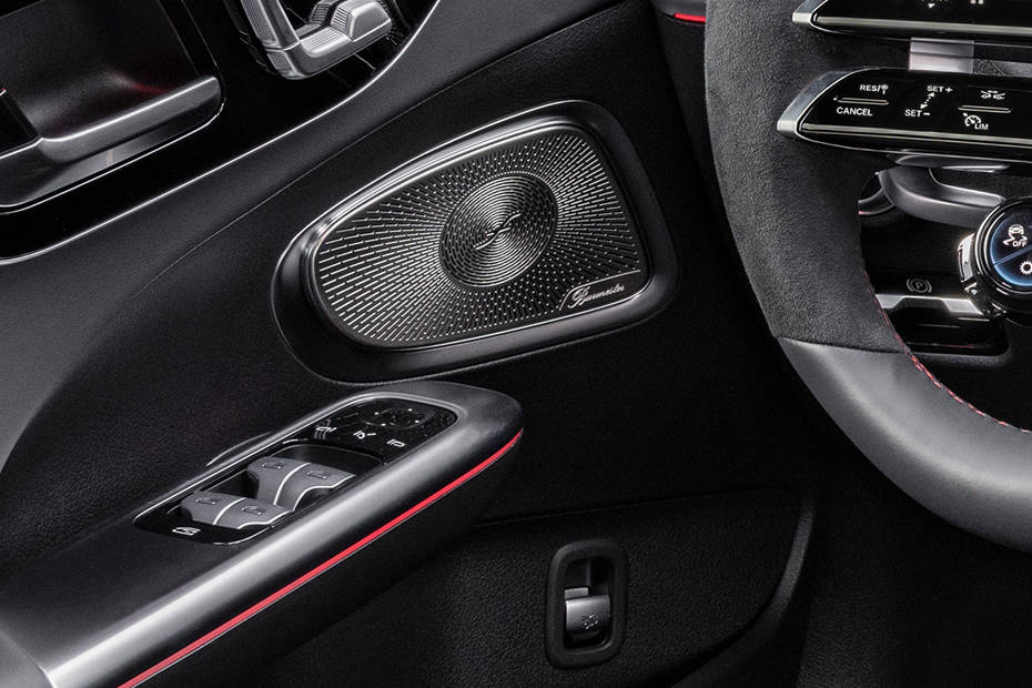 Mercedes-Benz AMG C43 Speakers