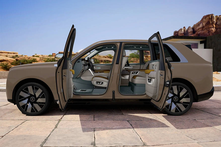 Rolls-Royce Cullinan Perspective View( Doors Open)