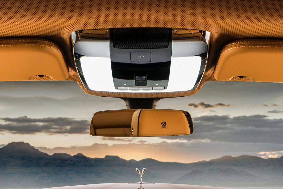 Rolls-Royce Cullinan Rear View Mirror/Courtesy Lamps Image