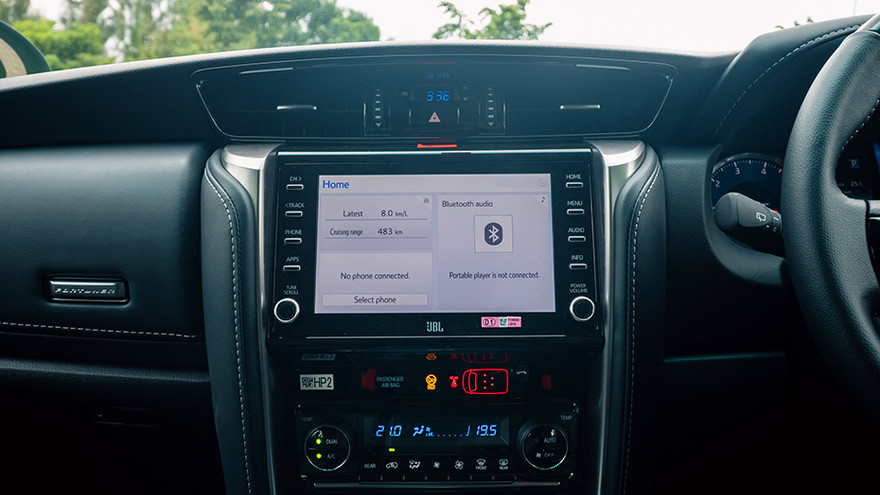 டொயோட்டா ஃபார்ச்சூனர் infotainment system