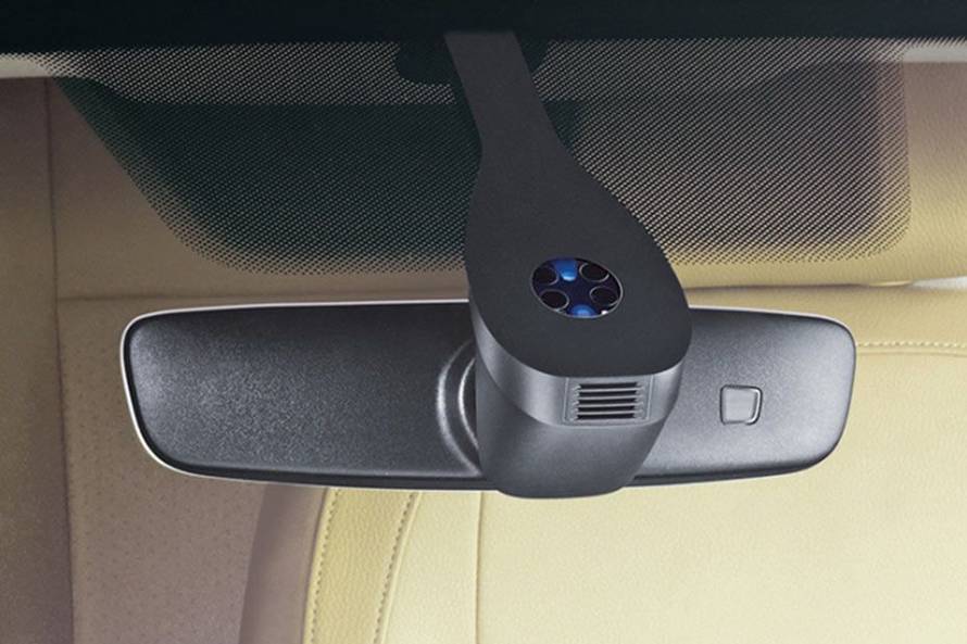 வோல்க்ஸ்வேகன் வென்டோ 2015-2019 pictured here are the sensors that actuate the ஆட்டோமெட்டிக் rain sensing wipers, available on the ஹைலைன் மற்றும் ஹைலைன் பிளஸ் வகைகள் of the வோல்க்ஸ்வேகன் vento.