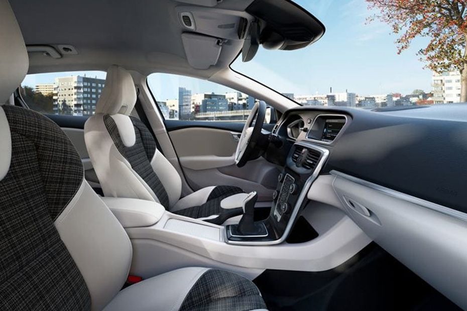 https://stimg.cardekho.com/images/carinteriorimages/930x620/Volvo/Volvo-V40/4127/dashboard-59.jpg