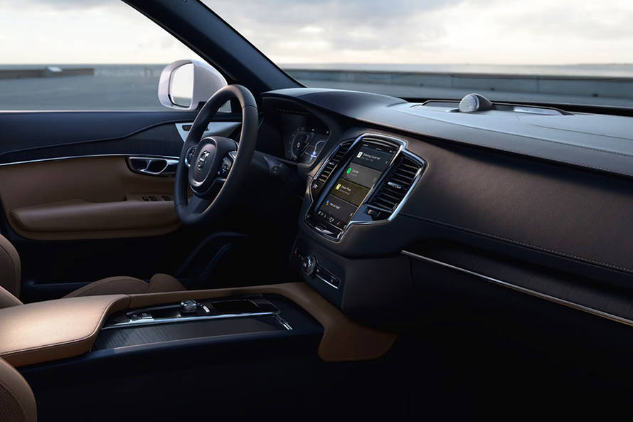 Volvo XC90 Right Corner Front View