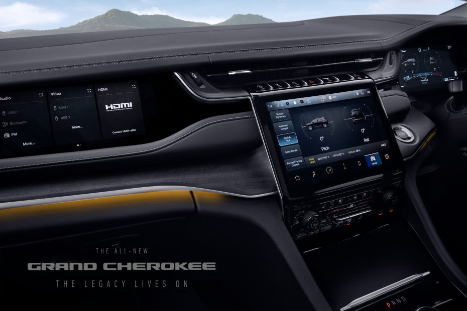 2022 Jeep Grand Cherokee cabin