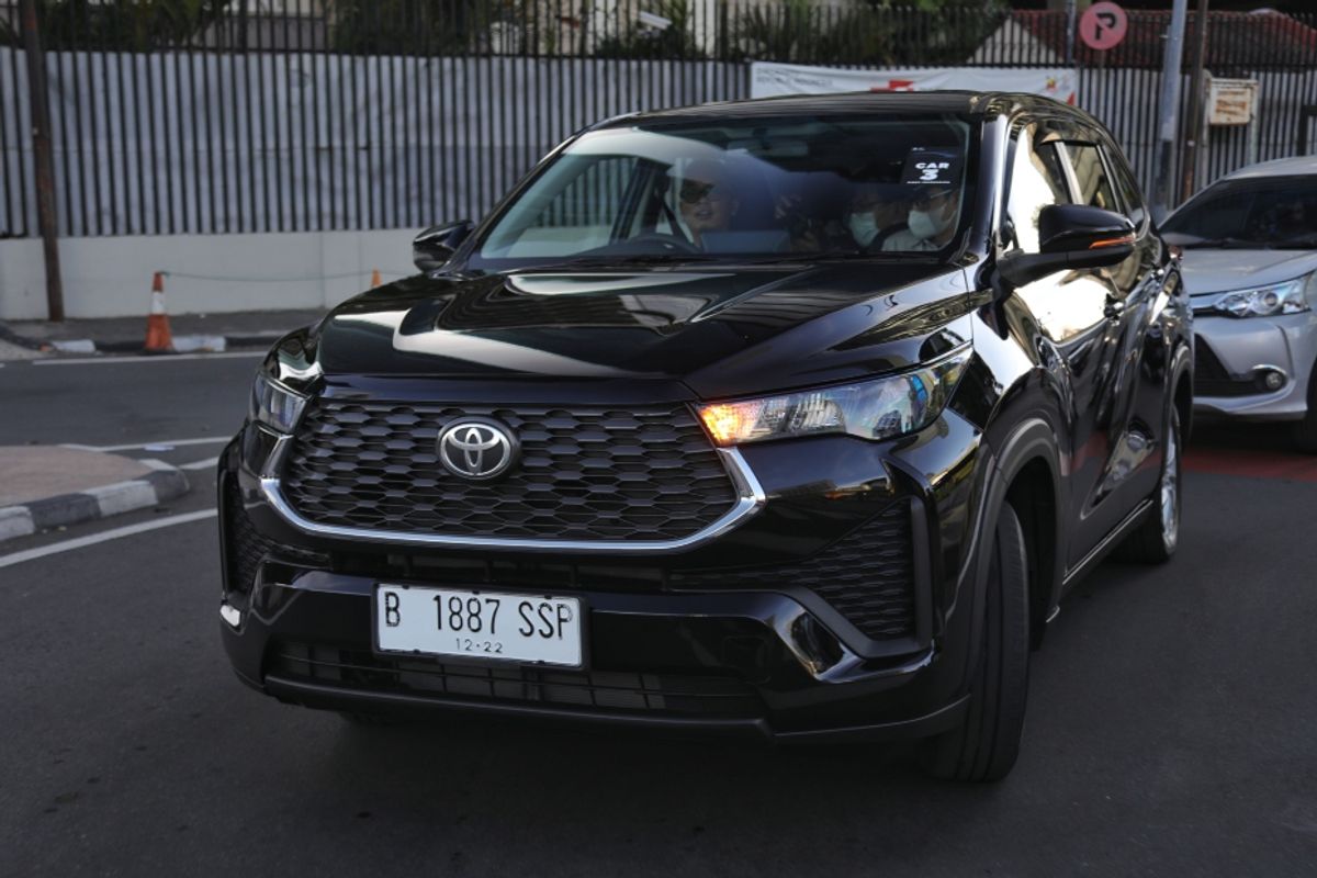 Toyota Innova Hycross