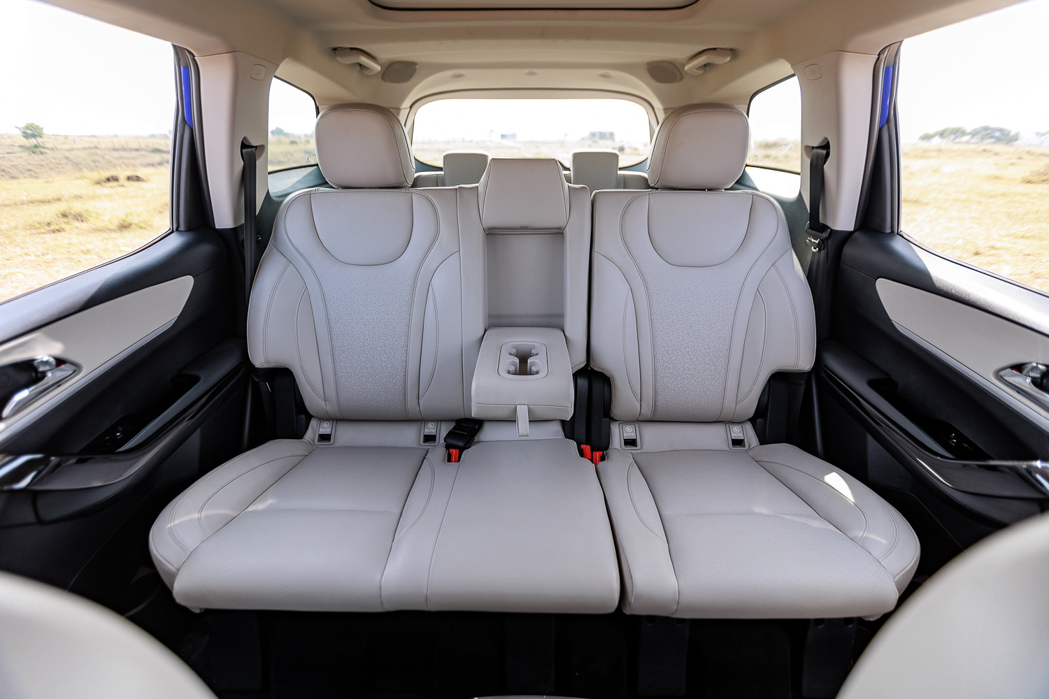 Toyota Innova Hycross Vs Mahindra XUV700 Top 7 Features That The MPV