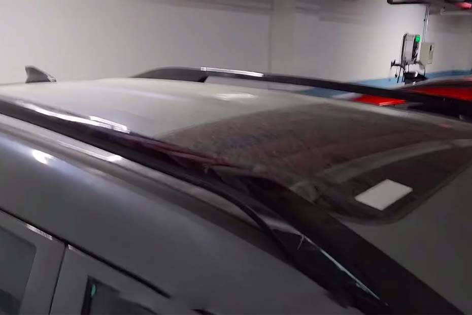 Hyundai micro SUV roof rails and sunroof