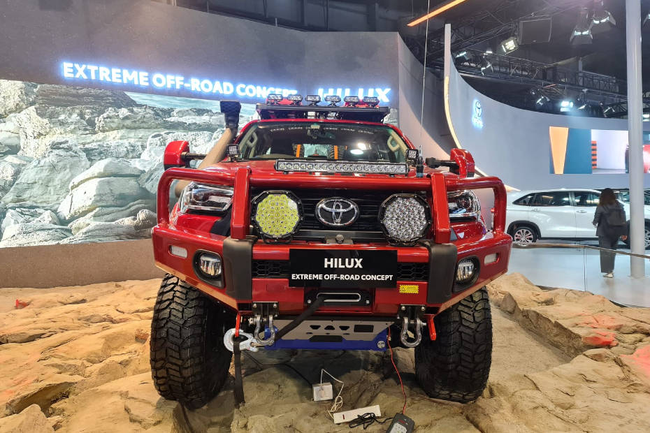 Toyota Extreme Off-road Hilux Concept Lights