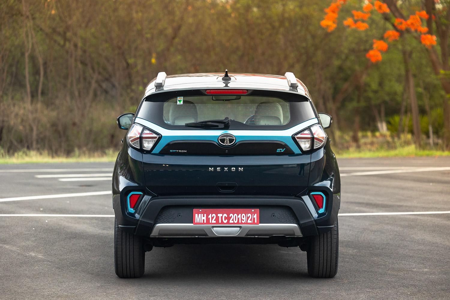 Mahindra XUV400 EV Vs Tata Nexon EV - Price Comparison | CarDekho.com