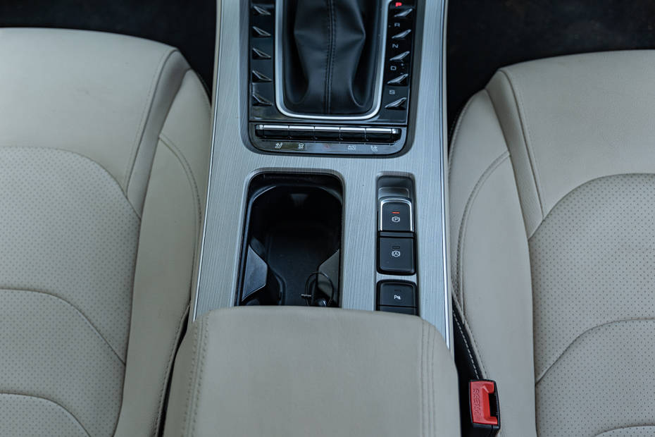 2023 MG Hector centre console