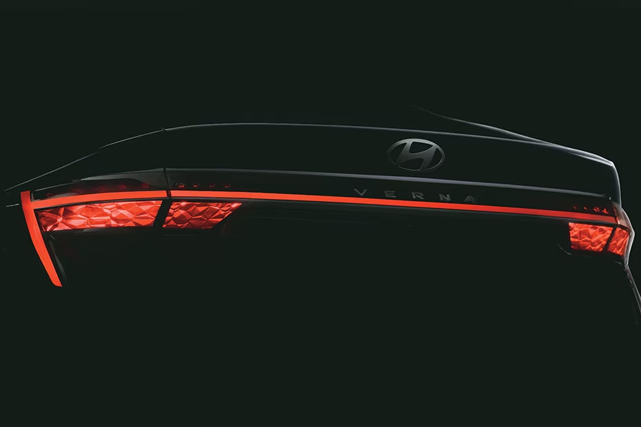 2023 Hyundai Verna Connected Tail Lamps