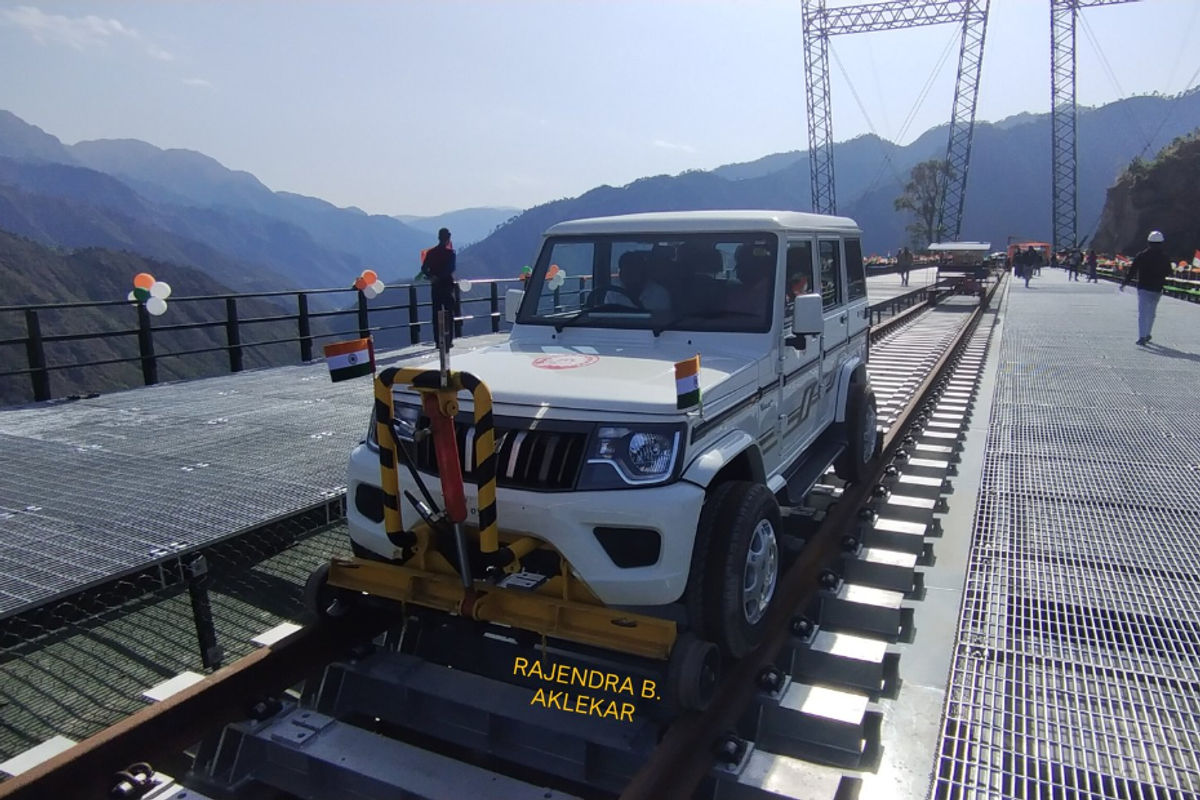 Mahindra Bolero On A Railway Track Mahindra Bolero On A Railway Track