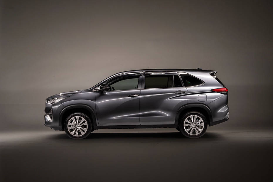 Toyota Innova Zenix side