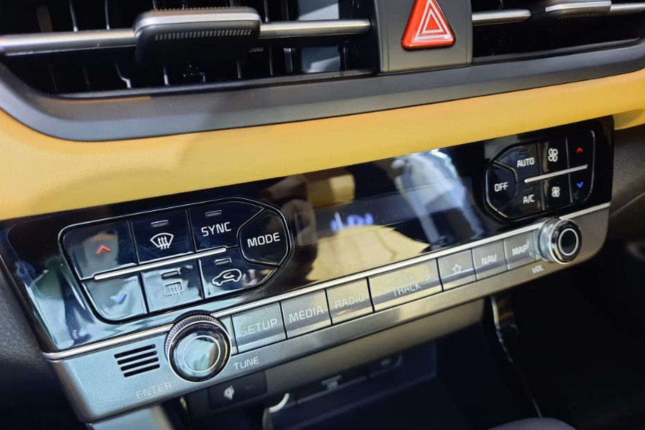 Cars With Dual Zone Climate Control Under Rs 30 Lakh 2023 Kia Seltos, Mahindra XUV700, Toyota