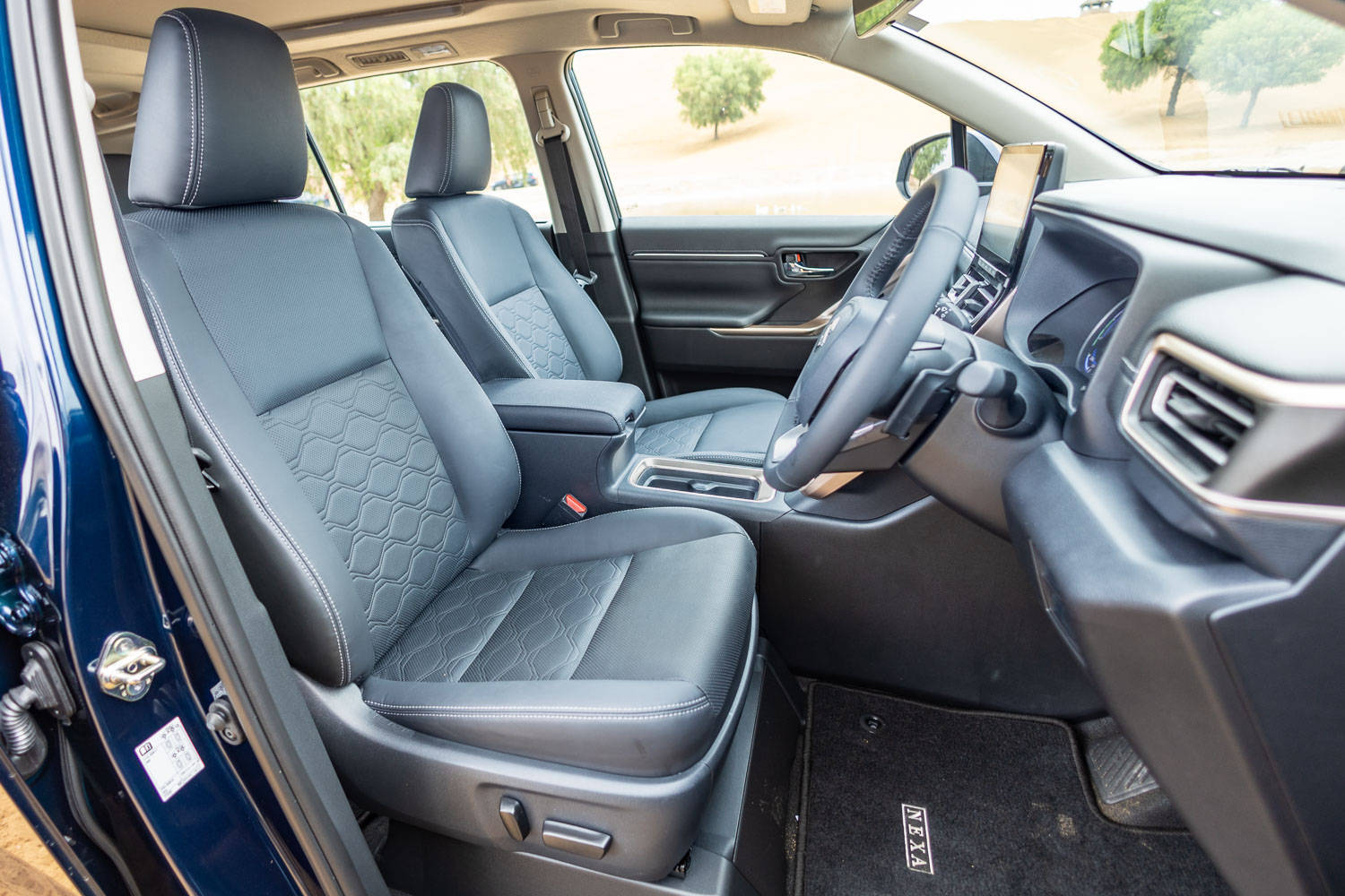 Maruti Invicto front seats