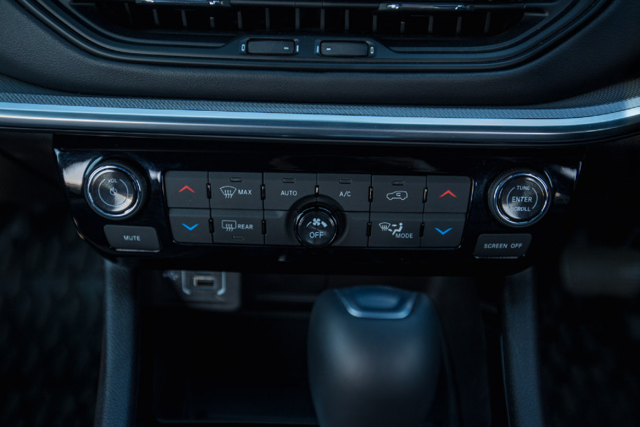 Cars With Dual Zone Climate Control Under Rs 30 Lakh 2023 Kia Seltos, Mahindra XUV700, Toyota