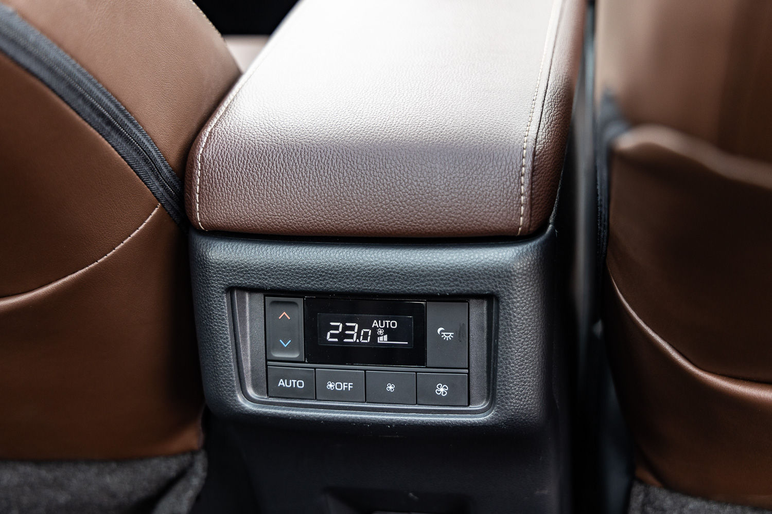 Toyota Innova Hycross dual-zone climate control