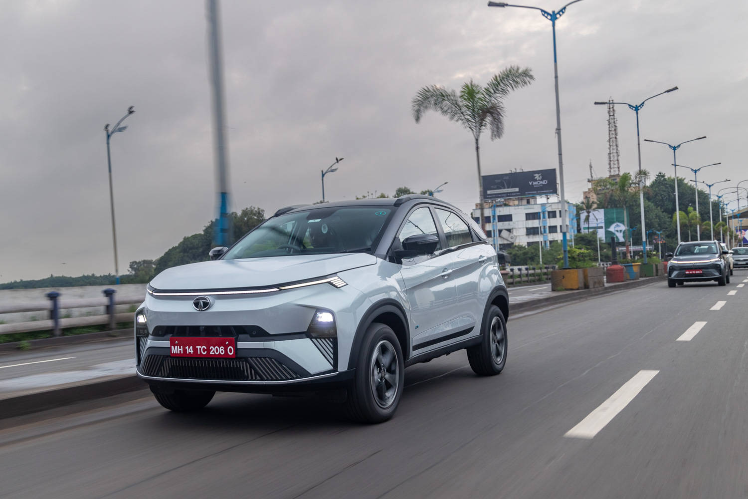 Tata Nexon Ev Facelift Vs Mahindra Xuv Ev Vs Mg Zs Ev Price Comparison Cardekho Com