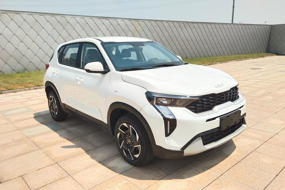 Kia Sonet facelift spied