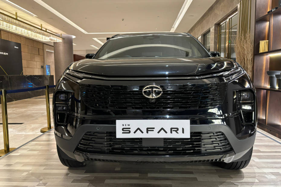 2023 Tata Safari Dark Edition Front