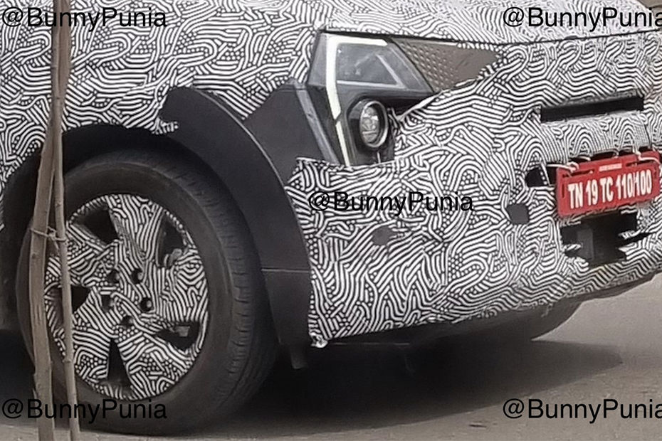Mahindra XUV400 facelift headlight and alloy wheel spied