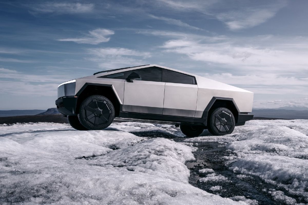 Tesla Cybertruck 2024 front