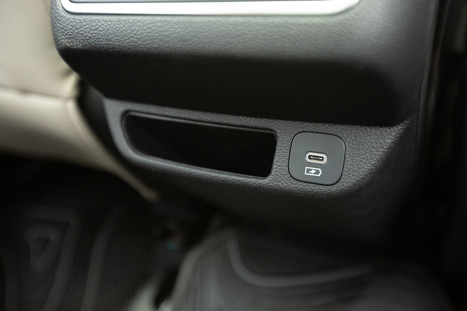 Mahindra XUV700 Rear Type-C Charging Port Mahindra XUV700 Rear Type-C Charging Port