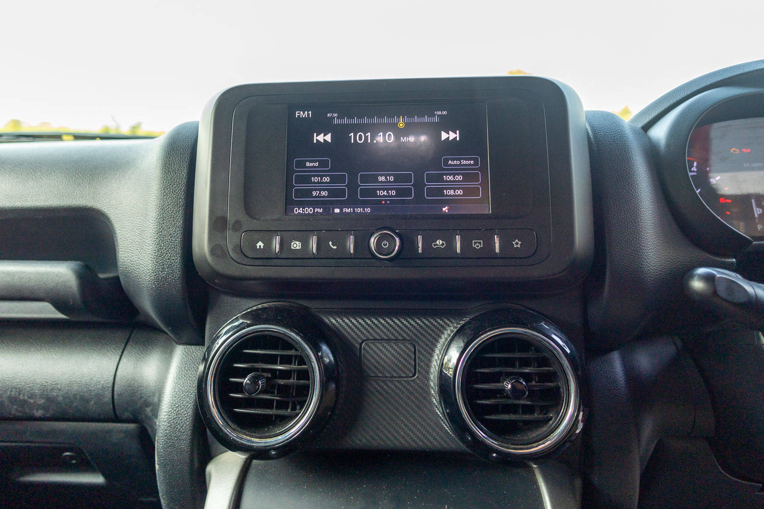 Mahindra Thar 7-inch touchscreen