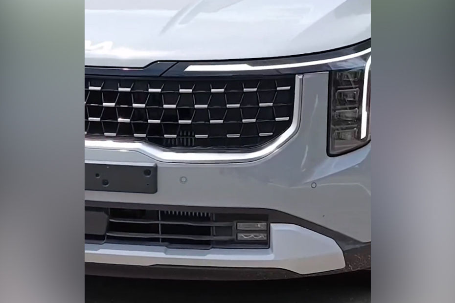 Kia Carnival facelift headlamp design and grille