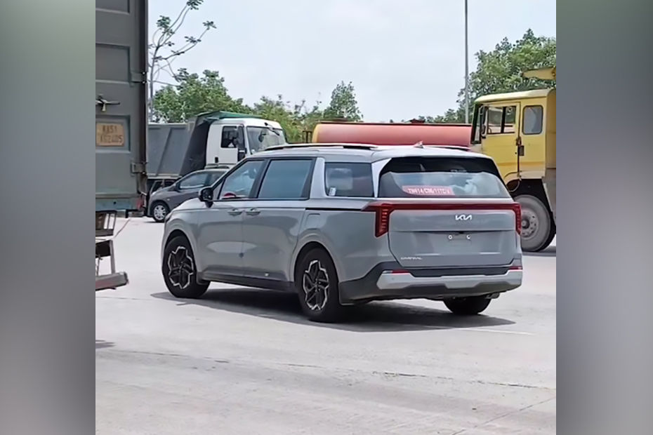 Kia Carnival rear three-fourth