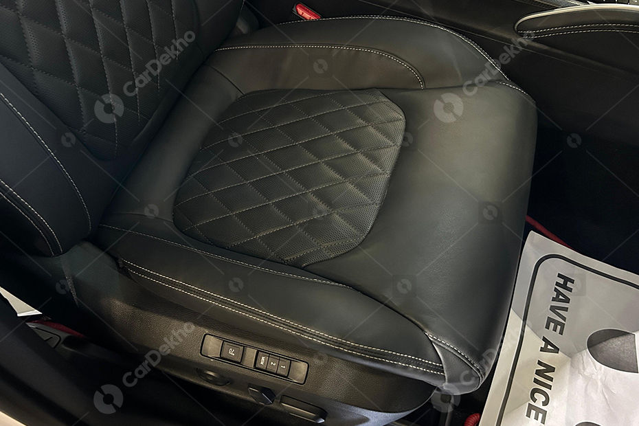 MG Gloster Snowstorm Front Seats MG Gloster Snowstorm Front Seats