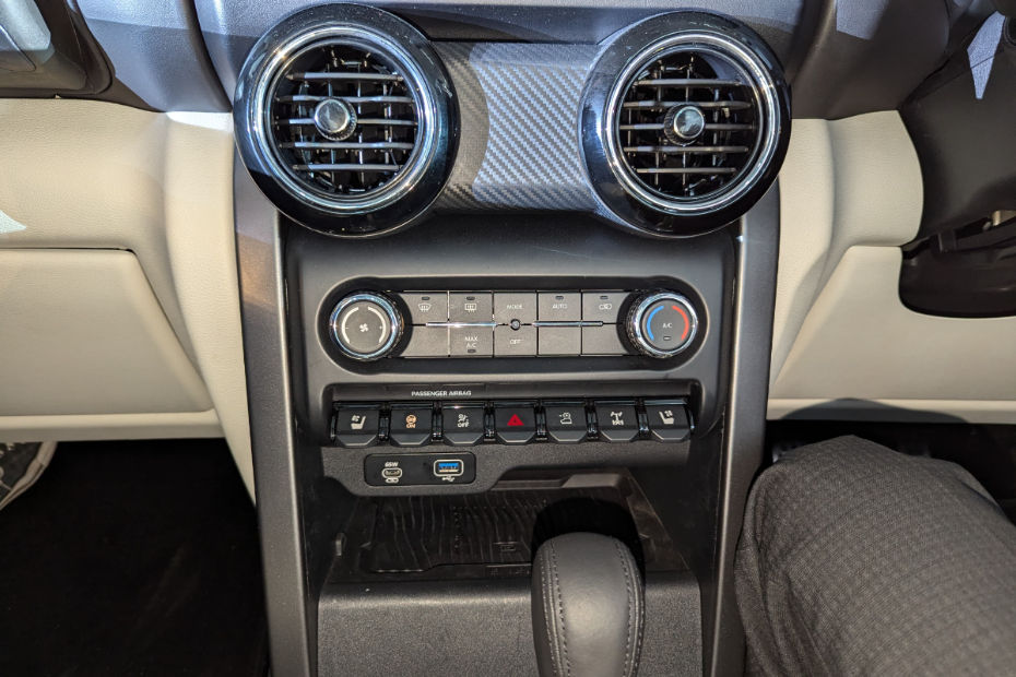 5-door Mahindra Thar Roxx Automatic Climate Control 5-door Mahindra Thar Roxx Automatic Climate Control