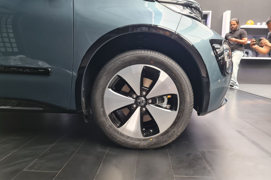 MG Windsor EV 18-inch dual-tone alloy wheels MG Windsor EV 18-inch dual-tone alloy wheels