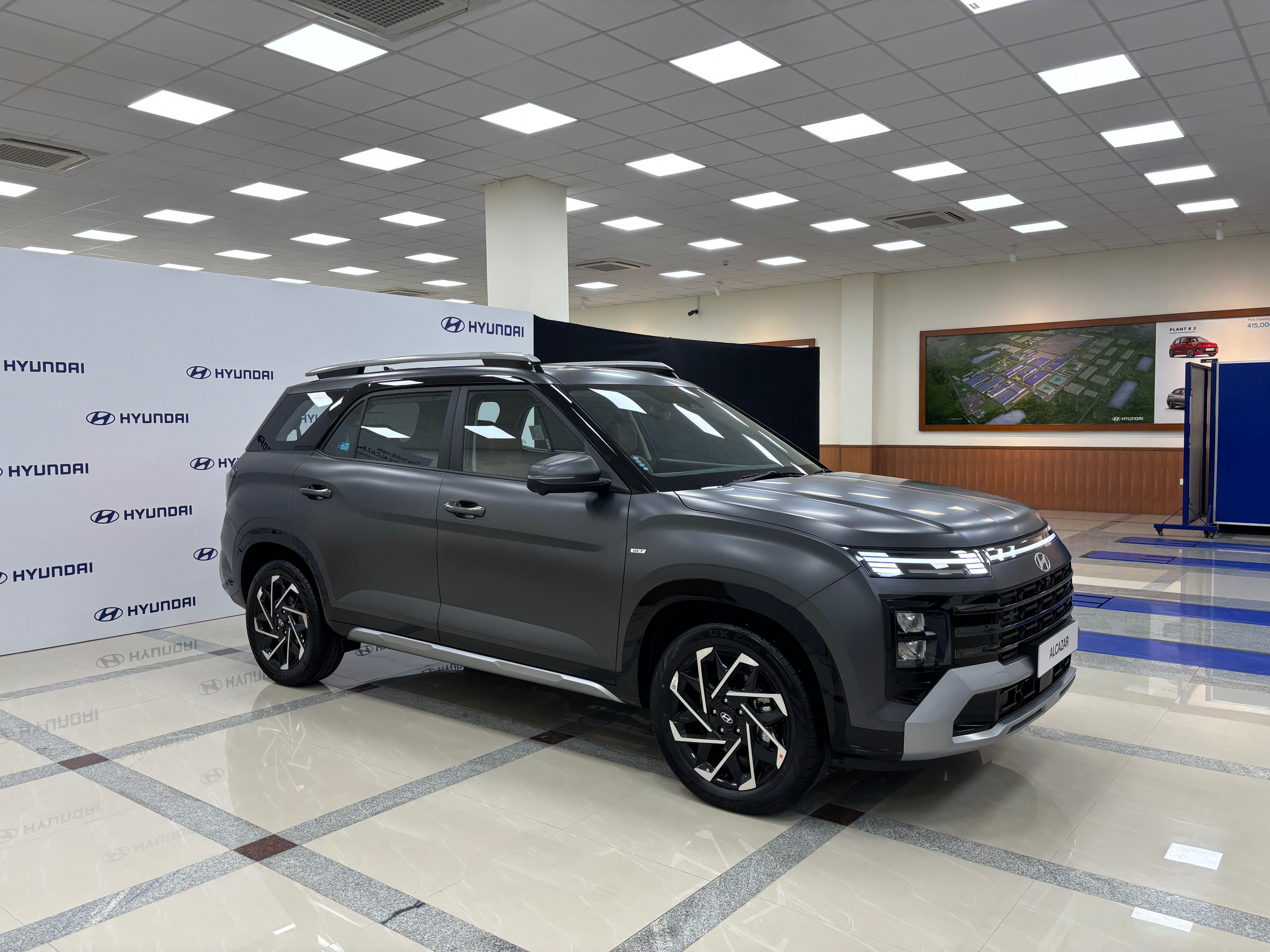 Hyundai Alcazar gets silver roof rails