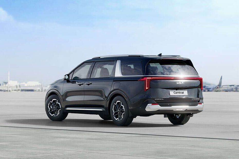 Kia Carnival rear three-fourth