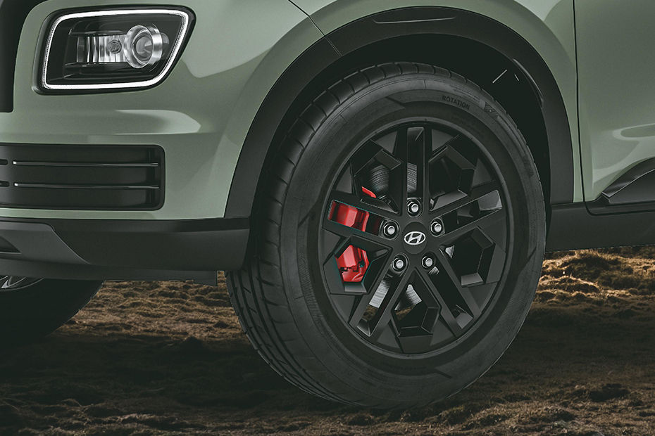 Hyundai Venue Adventure Edition blacked out alloy wheels Hyundai Venue Adventure Edition blacked out alloy wheels