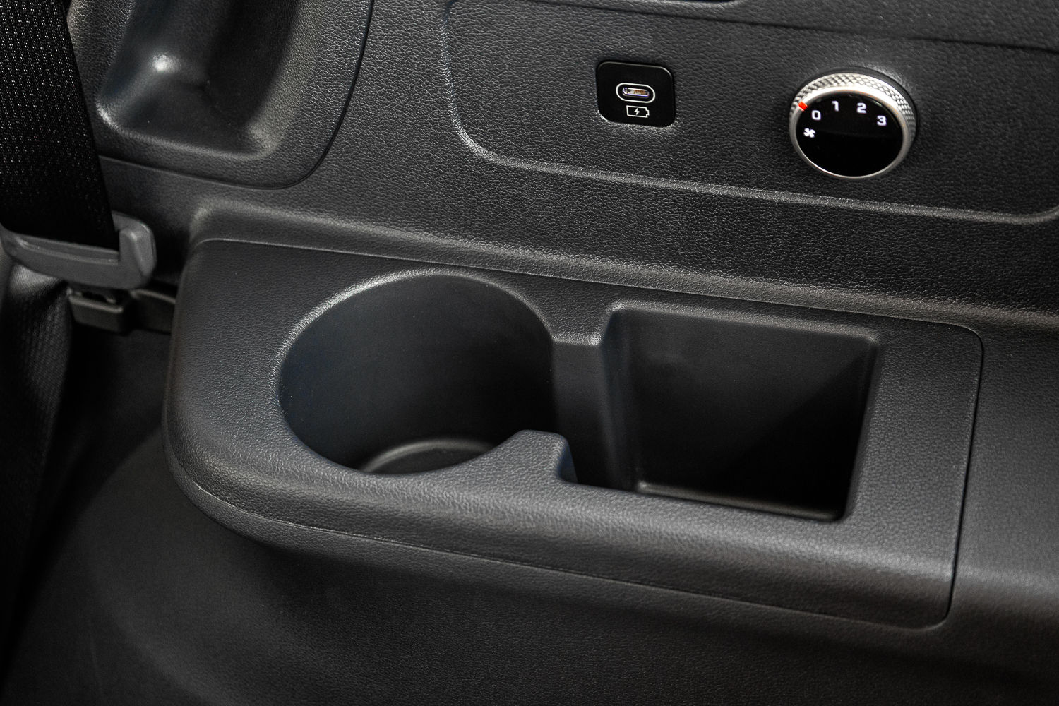 Hyundai Alcazar cupholders and AC fan control knob for third-row passengers