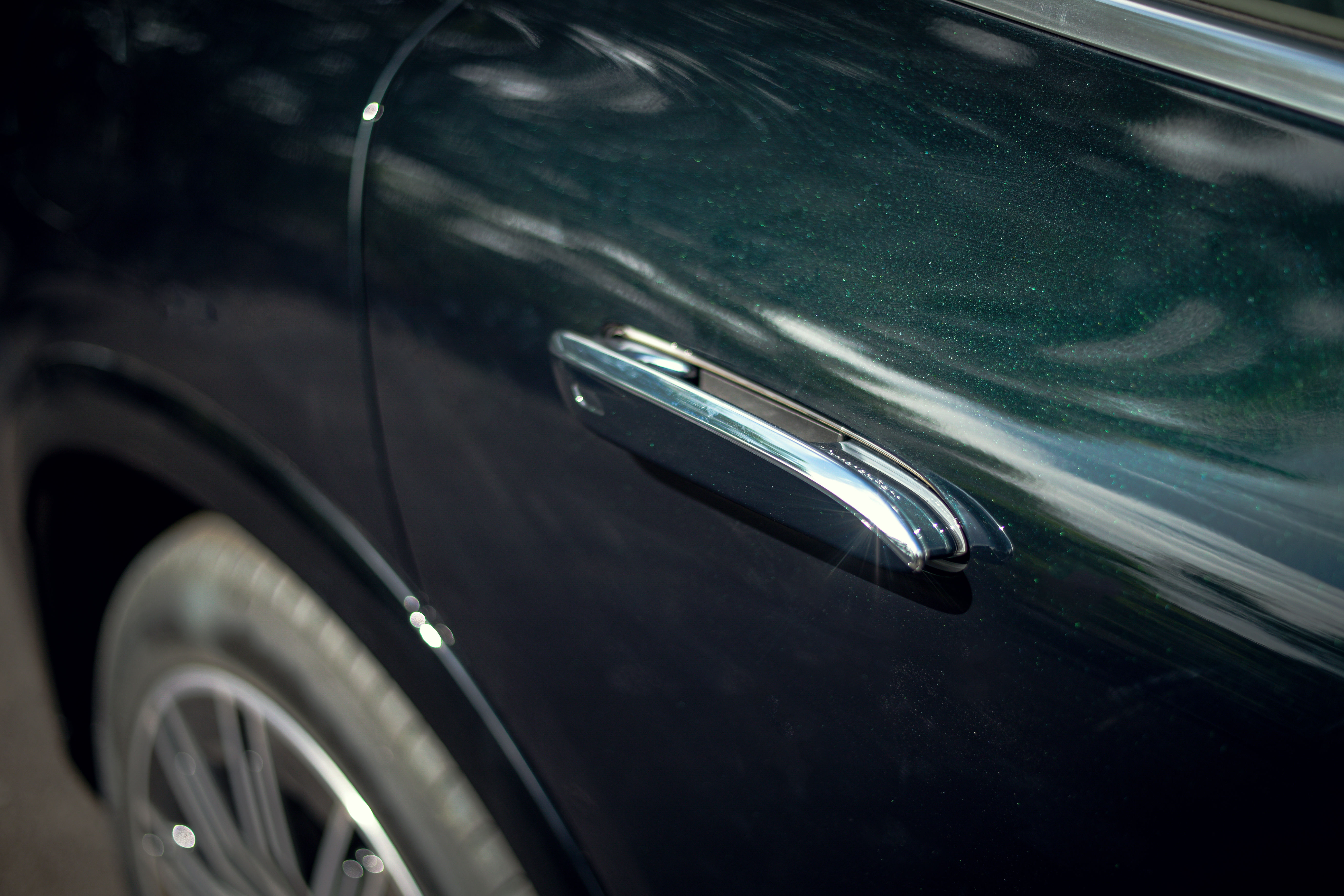 Mercedes-Benz EQS SUV gets flush-type door handles