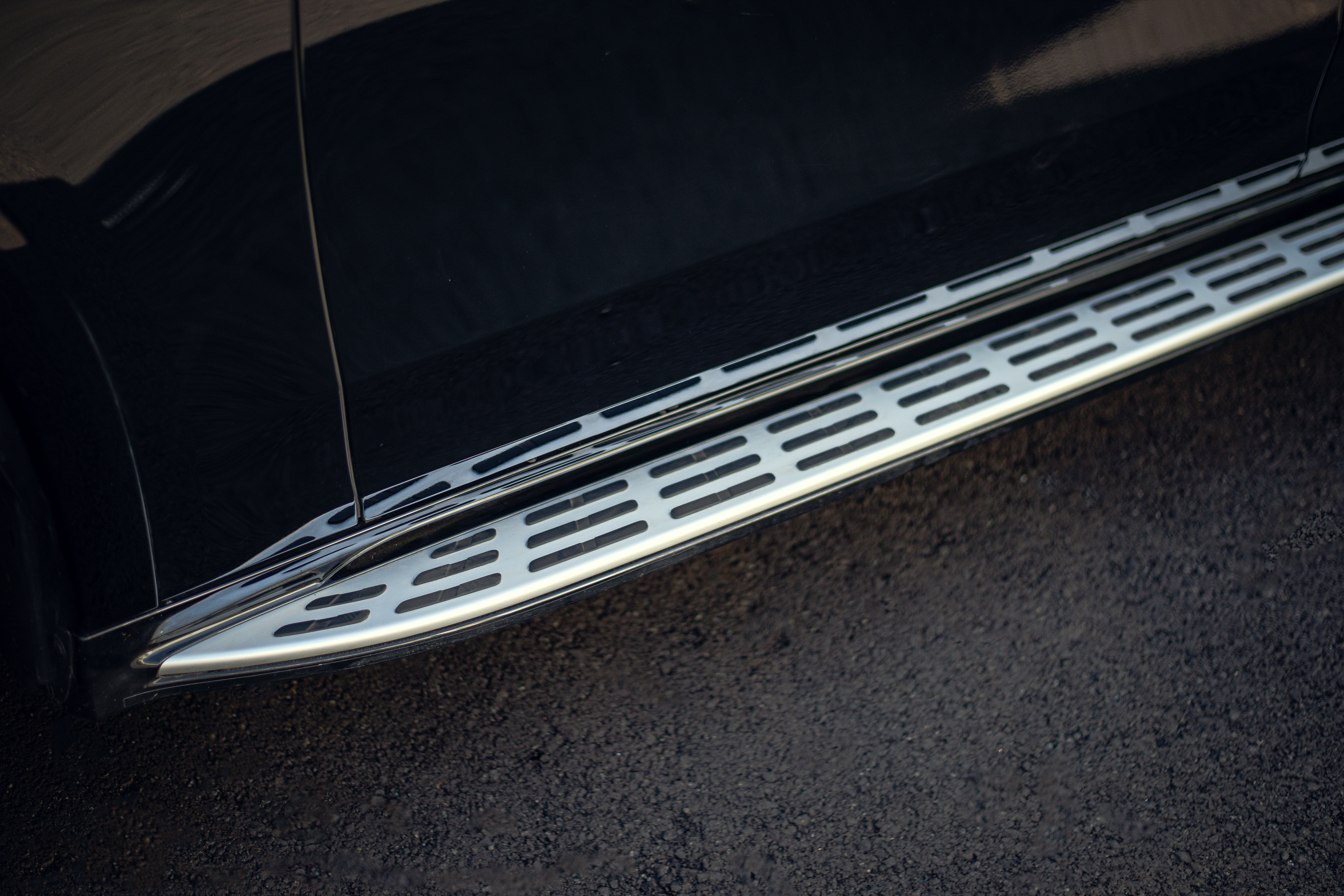 Mercedes-Benz EQS SUV gets footstep on either side