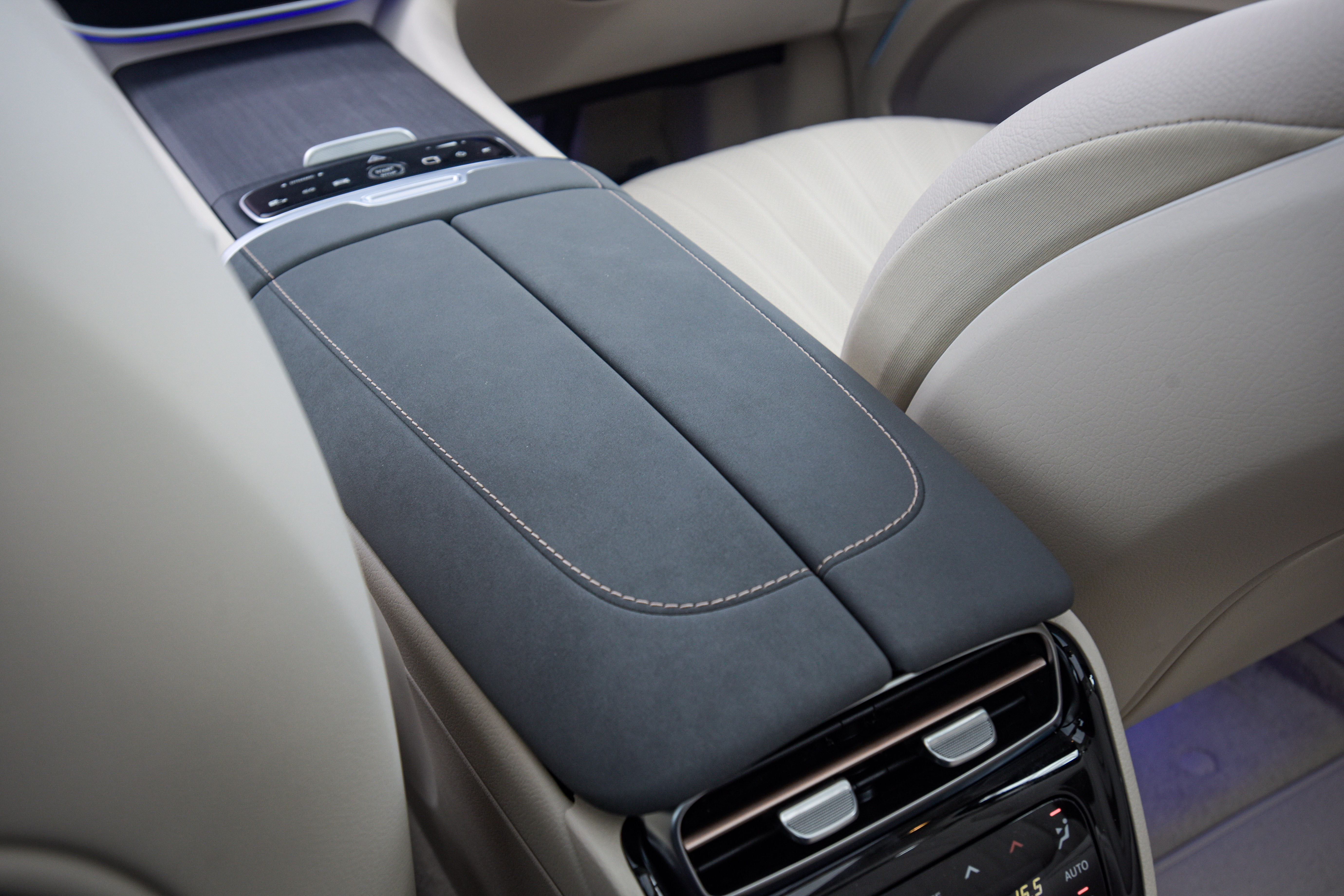 Mercedes-Benz EQS SUV centre console Mercedes-Benz EQS SUV centre console
