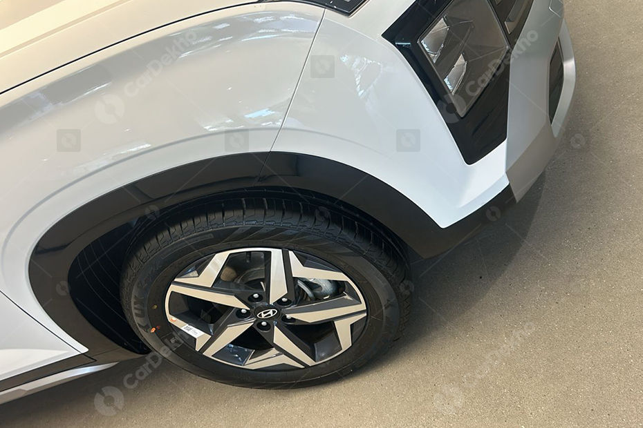 2024 Hyundai Alcazar Executive variant 17-inch dual-tone alloy wheels 2024 Hyundai Alcazar Executive variant 17-inch dual-tone alloy wheels