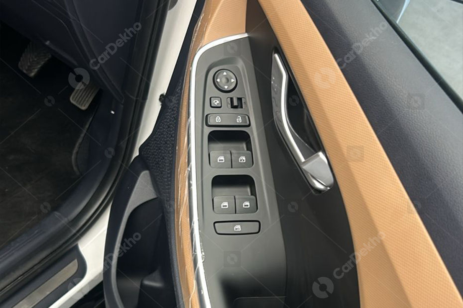 2024 Hyundai Alcazar Executive variant silver accents on the door pads 2024 Hyundai Alcazar Executive variant silver accents on the door pads