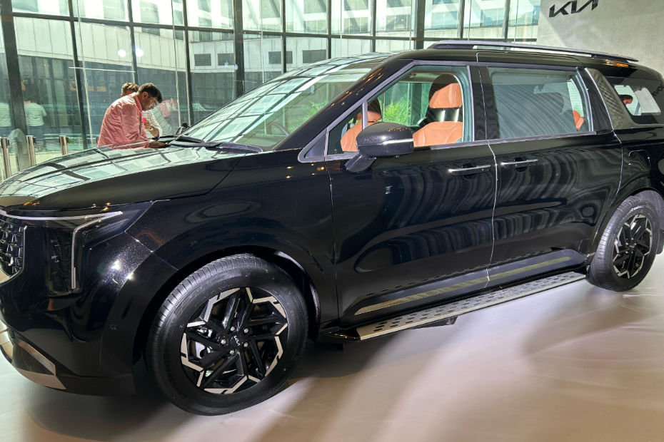 2024 Kia Carnival Side 2024 Kia Carnival Side